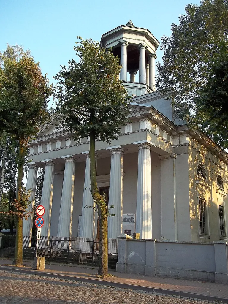 zabytki Łowicza dzwonnica przy kościele ewangelickim, 1 połowa XIXw w Łowiczu /obecnie Galeria Browarna/