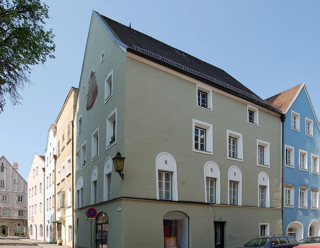 Das Bürgerhaus (Ehemaliges Eckhaus in der Scheiben nächst der Kirche) in der Kirchengasse Nr. 12 in Braunau am Inn (Oberösterreich). This media shows the protected monument with ObjektID 41755 in Austria. (Commons, de, Wikidata)