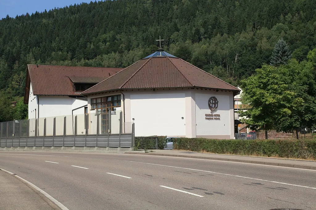 Liebenzeller Straße vor der Evangelischen Freikirche in Hirsau, Calw