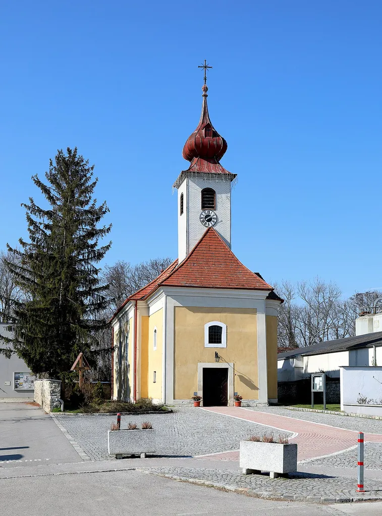 Die röm.-kath. Pfarrkirche hl. Katharina in der niederösterreichischen Marktgemeinde Mitterndorf an der Fischa. Die barocke Saalkirche wurde von 1773 bis 1775 anstelle eines frühgotischen Vorgängerbaus unter teilweise Verwendung dessen Bausubstanz vom Maurermeister Johann Nikolaus Stein errichtet.