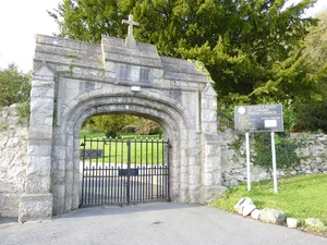 Gates and arch to Church of St. Cyngar