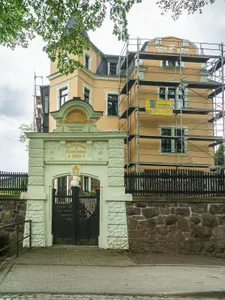 Villa mit Einfriedung, Eingangstor und Garten Burgstädter Straße 36