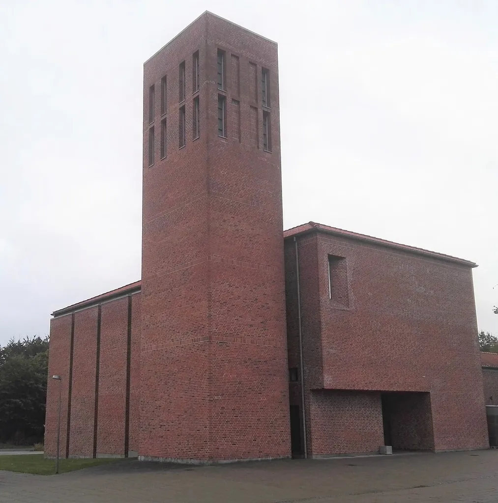 Dybkær Kirke i Silkeborg fra vestsiden