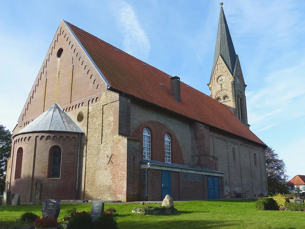Laurentiuskirche in Langwarden von Nordosten, mit zugemauertem Bogen des abgetragenen Nordquerhauses