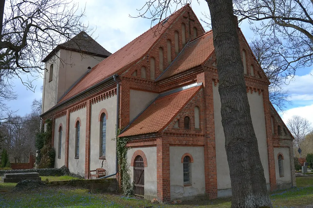Dorfkirche mit Einfriedung (Geschützes Kulturdenkmal) und Friedhof Diedersdorf, Gemeinde Vierlinden.