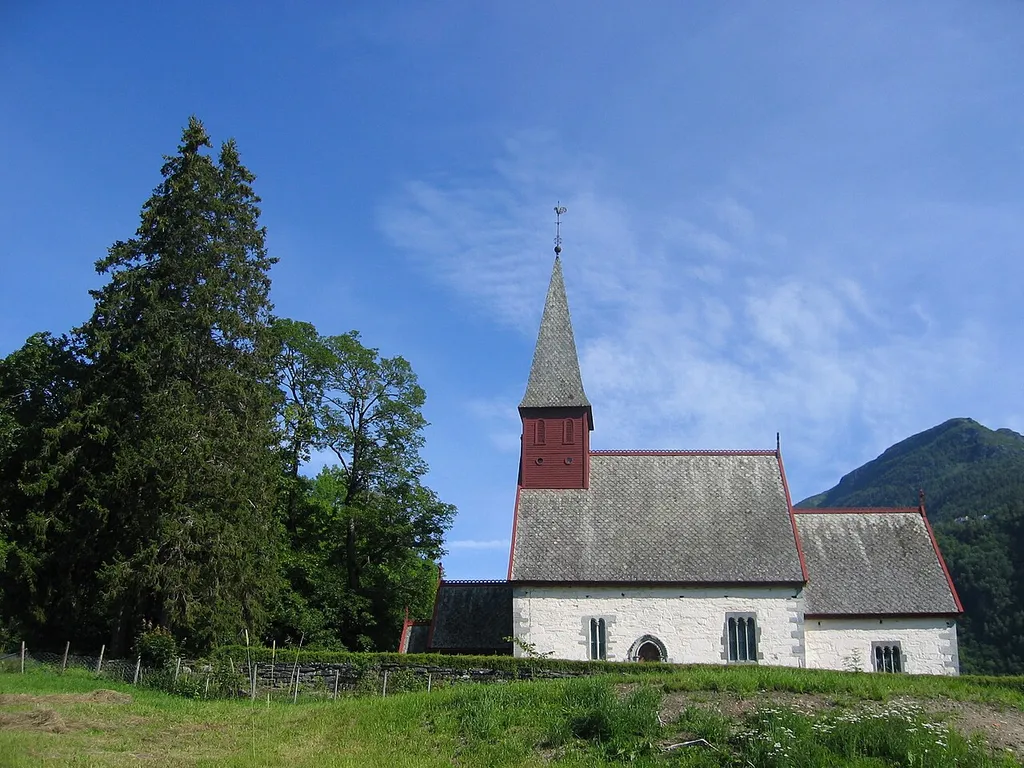 Dale kyrkje i Luster
