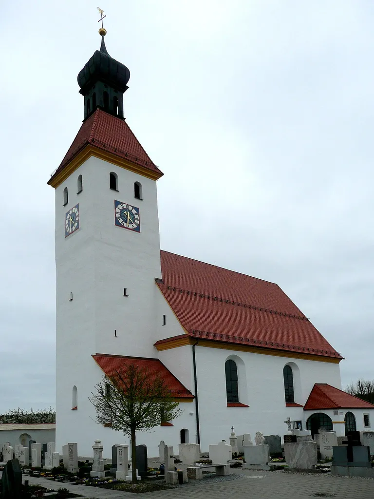 Katholische Pfarrkirche Mariä Himmelfahrt in Möckenlohe. Ansicht von NO.