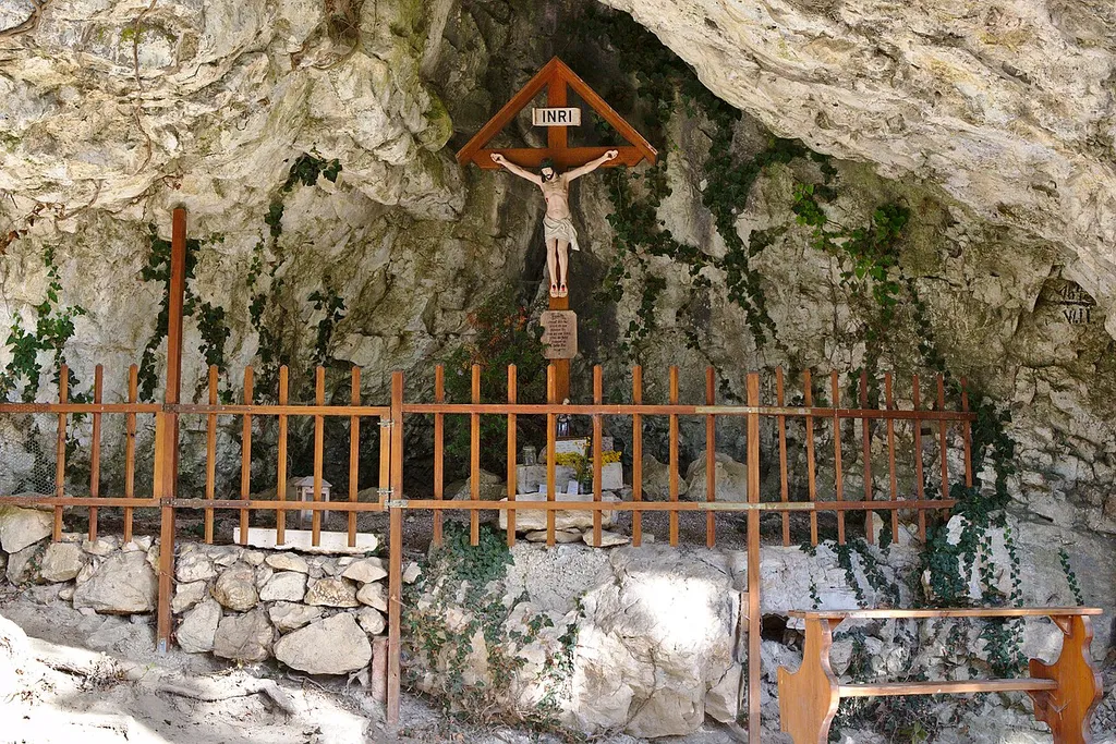 Grotte unterhalb des Arco-Schlößchen N von Neuburg. Geotop 185H002