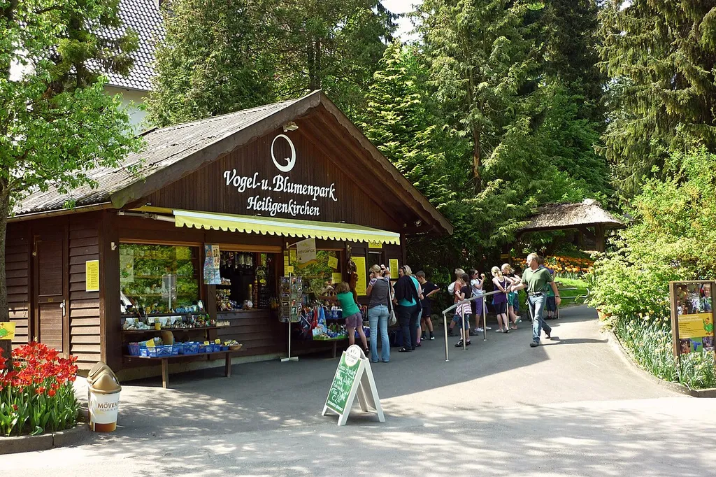 Detmold. Eingang zum Vogel- und Blumenpark in Heiligenkirchen.