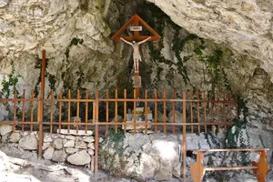 Grotte unterhalb des Arco-Schlößchen N von Neuburg