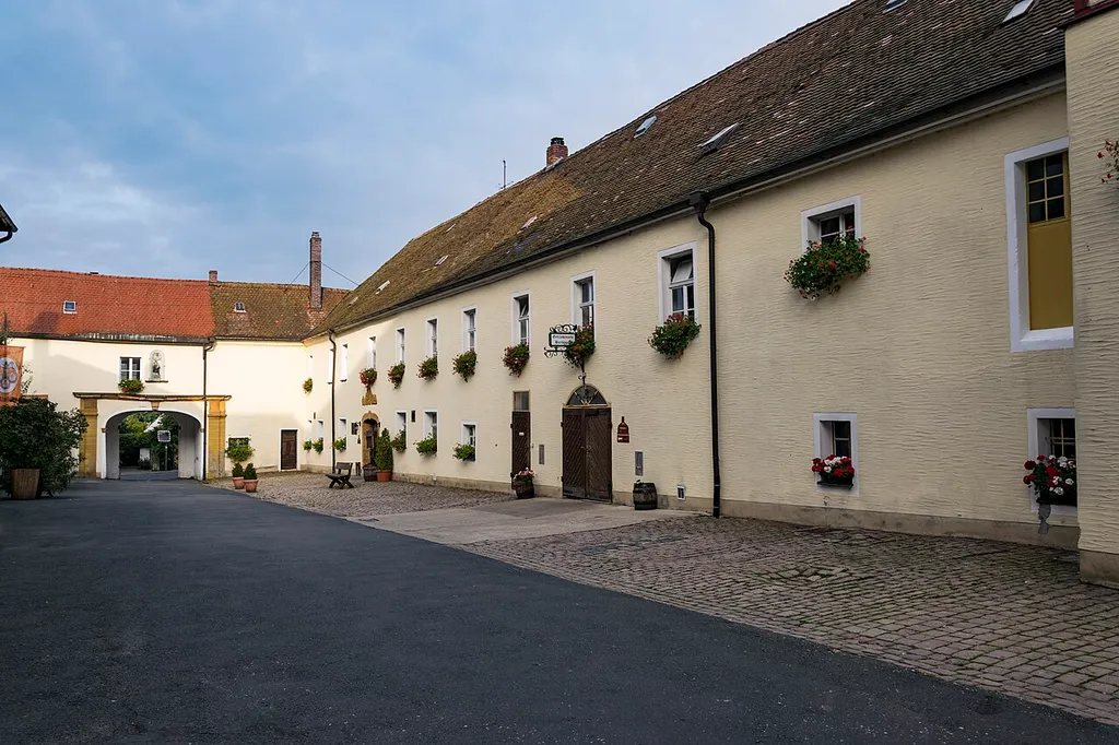 Innenhof mit Blick auf den Nord- und Südflügel