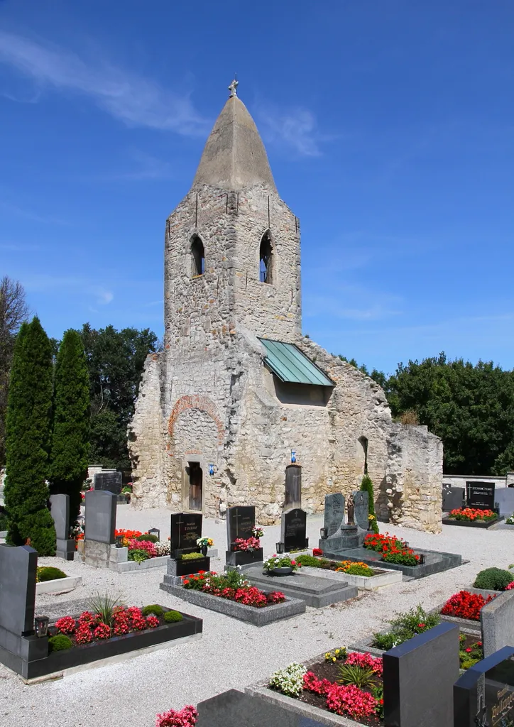 Die sogenannte "Bergkirche", eine Kirchenruine in der burgenländischen Gemeinde Leithaprodersdorf.