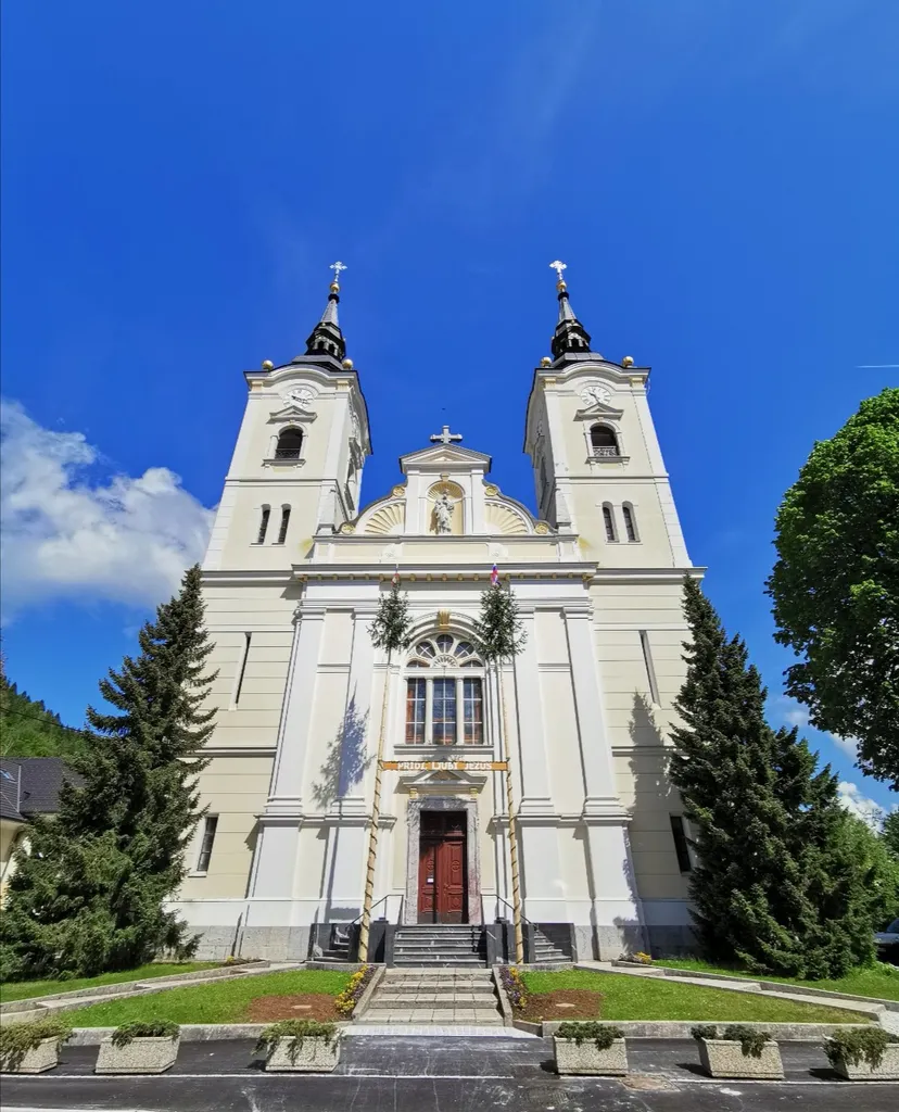 Evidenčna številka enote: 2721 Ime enote: Žiri - Cerkev sv. Martina OPIS ENOTE DEDIŠČINE Zvrst dediščine: stavbe Tip enote: sakralna stavbna dediščina Obseg enote: objekt Tipološka gesla enote: župnijska cerkev, sv. Martin Tekstualni opis enote: Cerkev, slogovno historicistična, je bila zgrajena med leti 1906-1910 po načrtih A. Webra z Dunaja. Tesarska in zidarska dela je opravil P. Bevk, oltar s kipi je delo I. Pengova, renesančni kip Ane Samotretje izdelan okoli 1600. Datacija enote: prva četrtina 20. stol., 1906-1910 Avtor(ji): A. Weber (arhitekt; 1906-1910), Peter Bevk (gradbenik; 1906-1910) Varstvene usmeritve: stavbe LOKACIJA ENOTE DEDIŠČINE Naselje: ŽIRI Občina: ŽIRI Lokacija: Cerkev sv. Martina stoji ob cesti, severovzhodno od Starih Žiri.