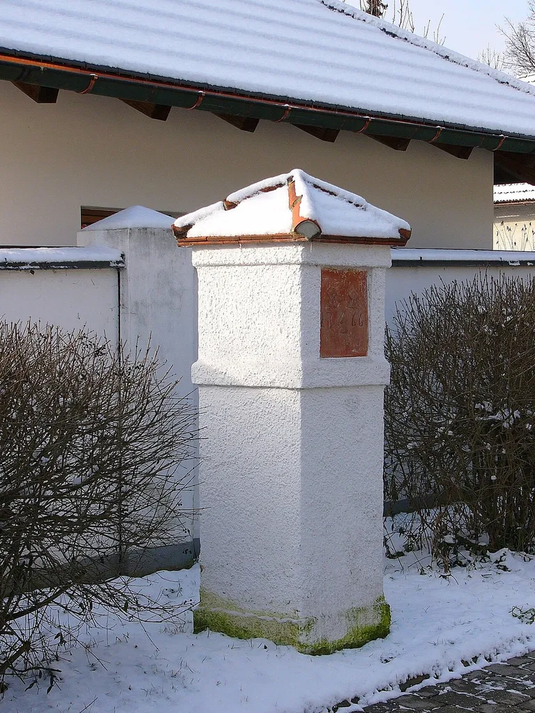 XVI. Burgfriedenssäule, mit Tonwappen, bez. 1766, steht am Vogelherd Nr. 14.