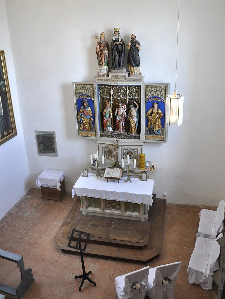 Burg Waldburg (Württemberg), Burgkapelle, Blick von der Empore zum Altar (im 19. Jh. geschaffen aus Teilen eines spätgotischen Altars um 1500 und neugotischen neuen Teilen)