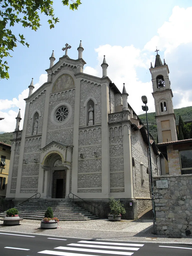 Castelletto di Brenzone, la chiesa parrocchiale di San Carlo Borromeo.