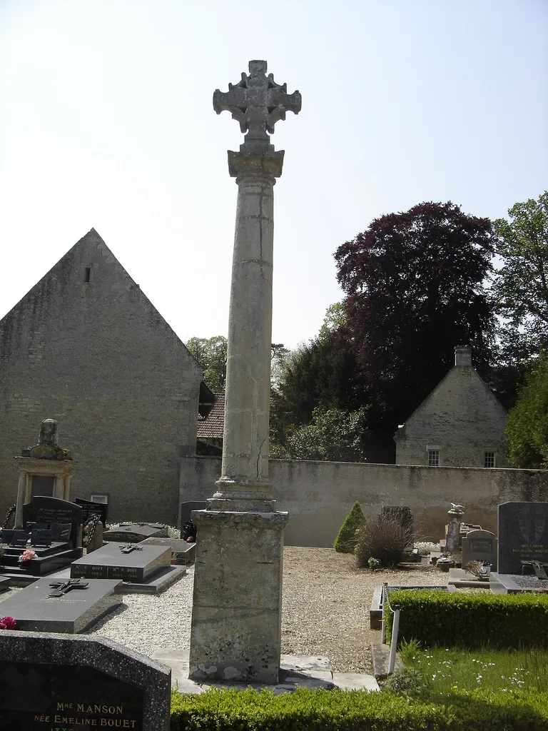 croix de cimetière à Colomby-Sur-Thaon qui sert aussi de monument aux morts de la guerre 14-18