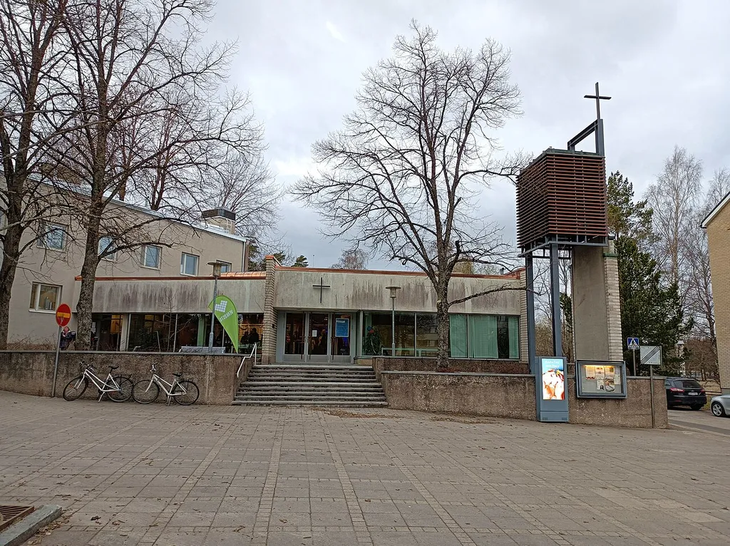 Munkkiniemen kirkko Helsingissä huhtikuussa 2022