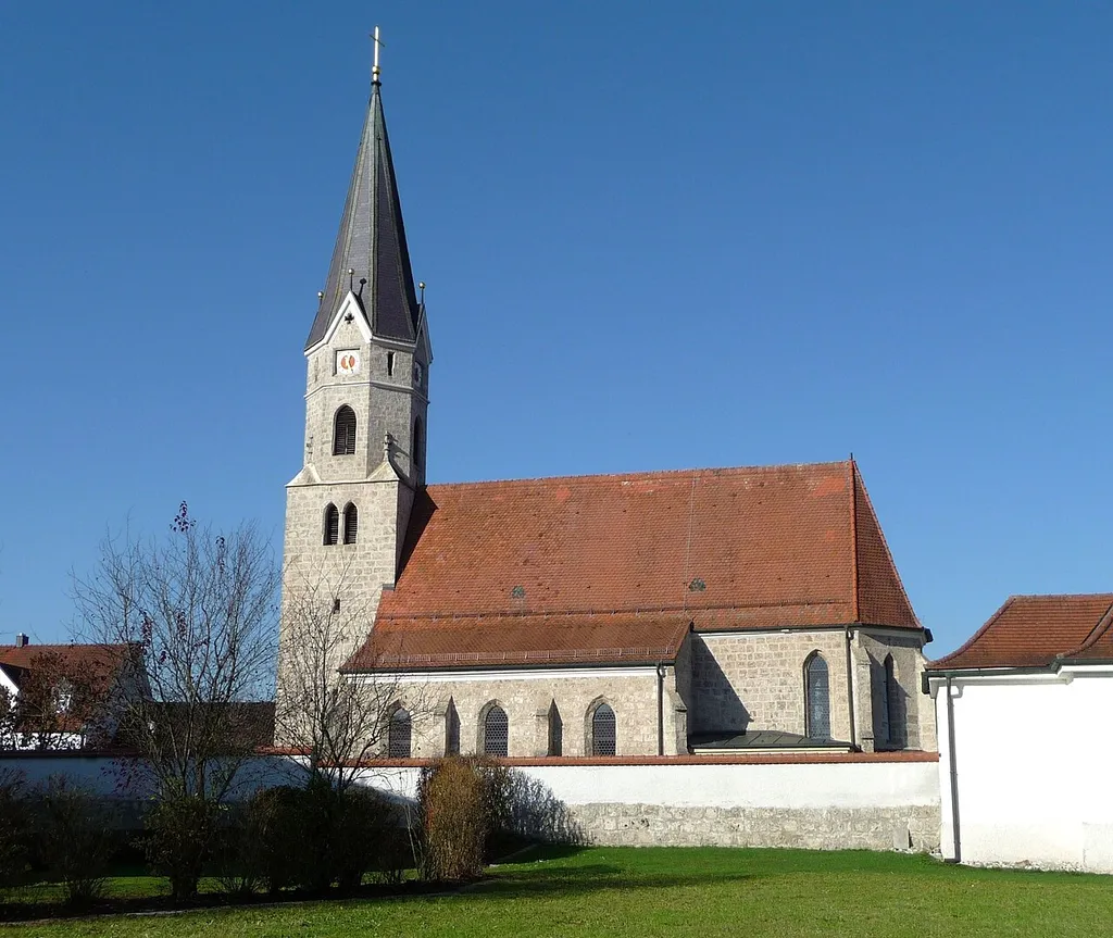 Die Pfarrkirche Mariä Himmelfahrt in Würding (Gde. Bad Füssing)