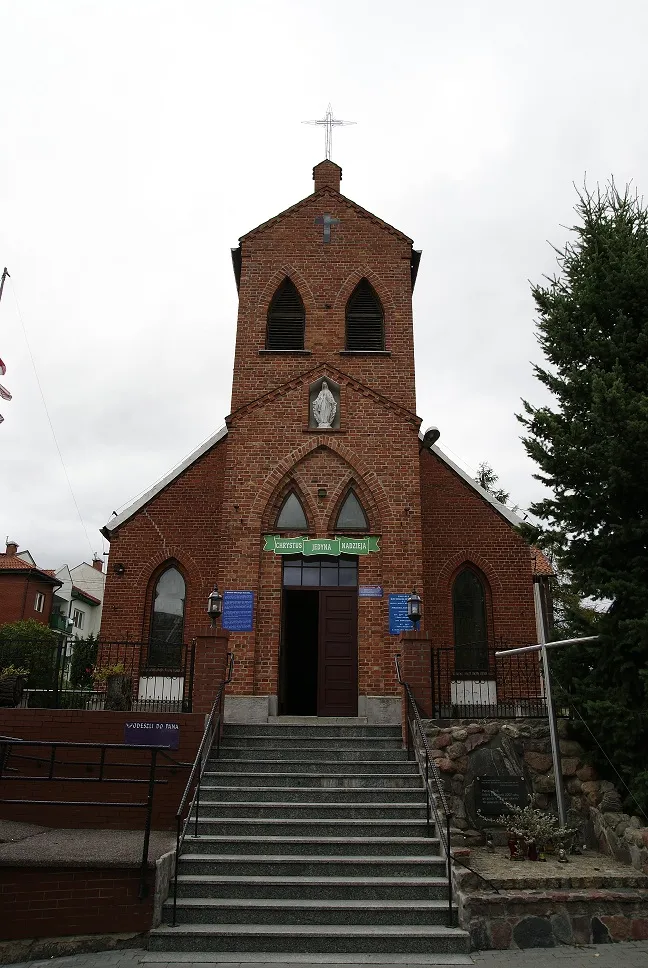 kościół parafialny pw. Matki Boskiej Różańcowej z przylegającym budynkiem Mikołajki, ul. Kajki 27, Mikołajki (miasto)