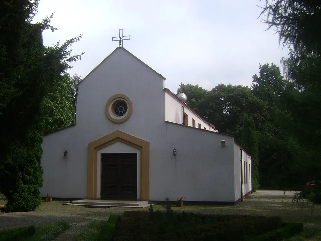 Kościół Matki Bożej Kró­lo­wej Polski w Leśnej Polanie