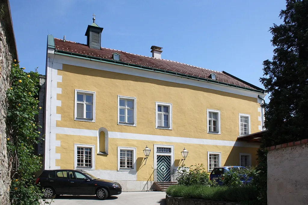 Der denkmalgeschützte Pfarrhof in der niederösterreichischen Gemeinde Willendorf.