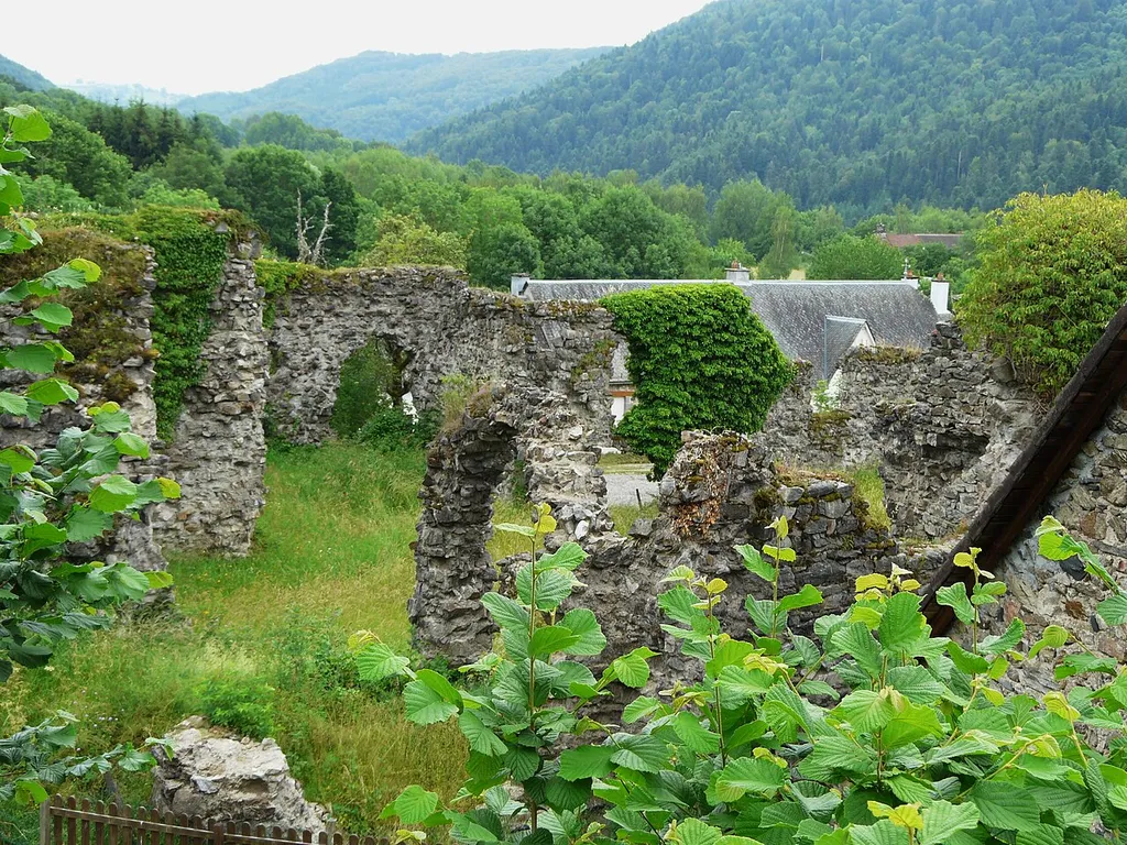 Les ruines de l'abbaye de Féniers, Condat, Cantal, France.