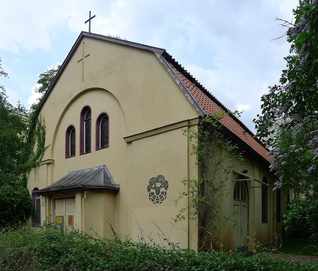 Giebel und Portalvorbau der Kirche