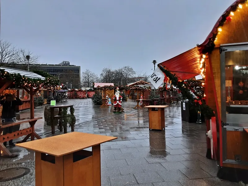 Weihnachtsmarkt am Bahnhof Friedrichstraße