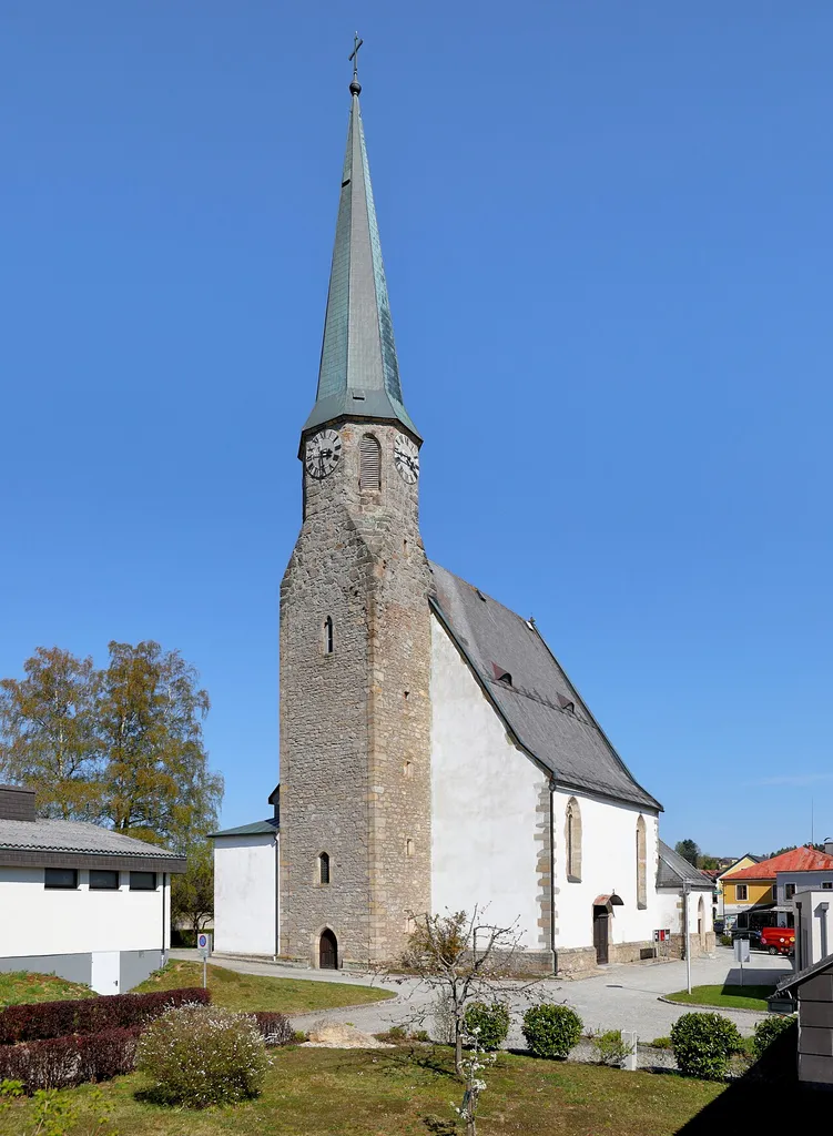Westansicht der röm.-kath. Pfarrkirche hl. Georg in der oberösterreichischen Marktgemeinde St. Georgen am Walde.