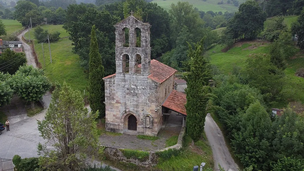 Iglesia parroquial del siglo XII, con fusión de estilos de la arquitectura románica y la gótica.