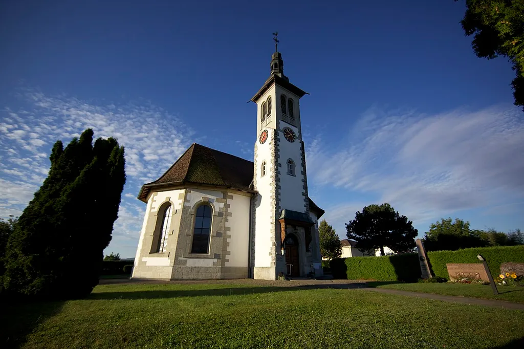 Reformierte Kirche Othmarsingen, erbaut 1675 berühmt wegen ihrer Glasfenstern Der Turm wurde erst 1895 hinzugefügt als der Dachreiter, der auf dem Gemeindewappen ersichtlich ist, entfernt wurde.