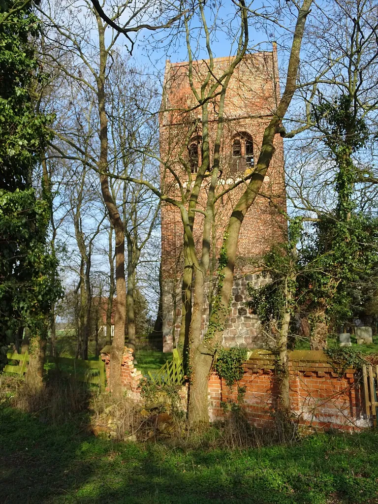 Dorfkirche Uchtenhagen, Stadt Osterburg, Blick von Westen auf Reste der Mauer