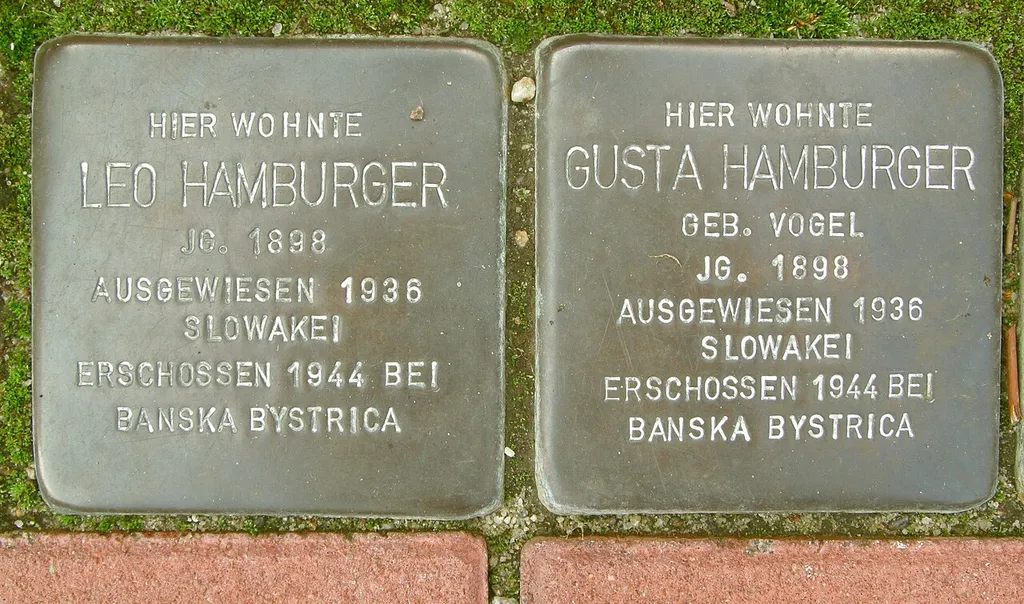 Stolpersteine für Leo und Gusta Hamburger vor dem Haus Snitgerstieg 9 in Hamburg-Horn