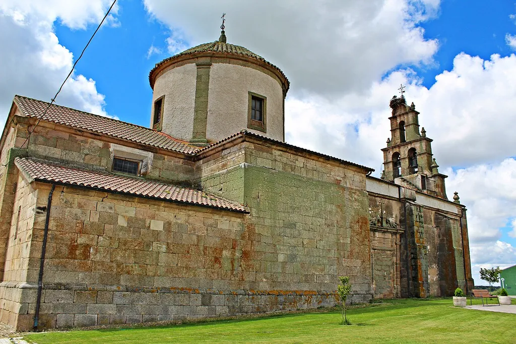 Iglesia de Santa María de Sando en una vista lateral, provincia de Salamanca