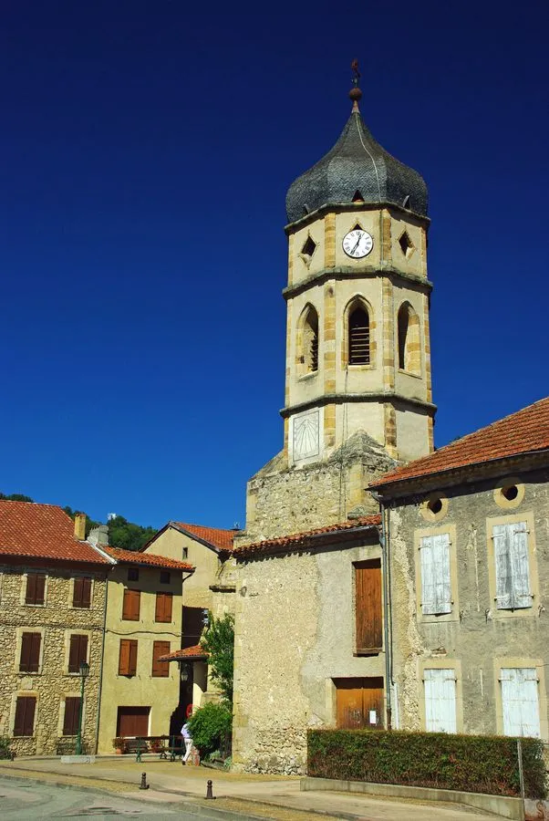 Elle est construite sur les anciens vestiges d'une puissante abbaye bénédictine fondée en 1286 et à l'origine de l'édification de la bastide.