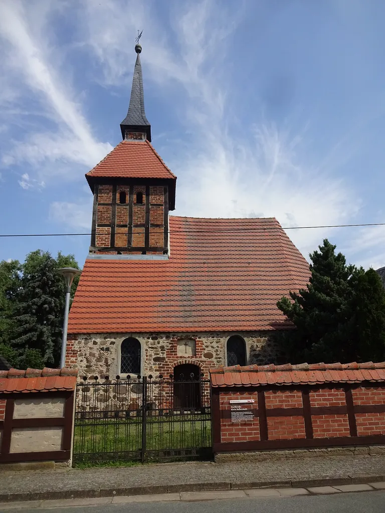 Klein Ballerstedt gehört zur Ortschaft Ballerstedt und ist ein Ortsteil der kreisangehörigen Hansestadt Osterburg (Altmark) im Landkreis Stendal in Sachsen-Anhalt