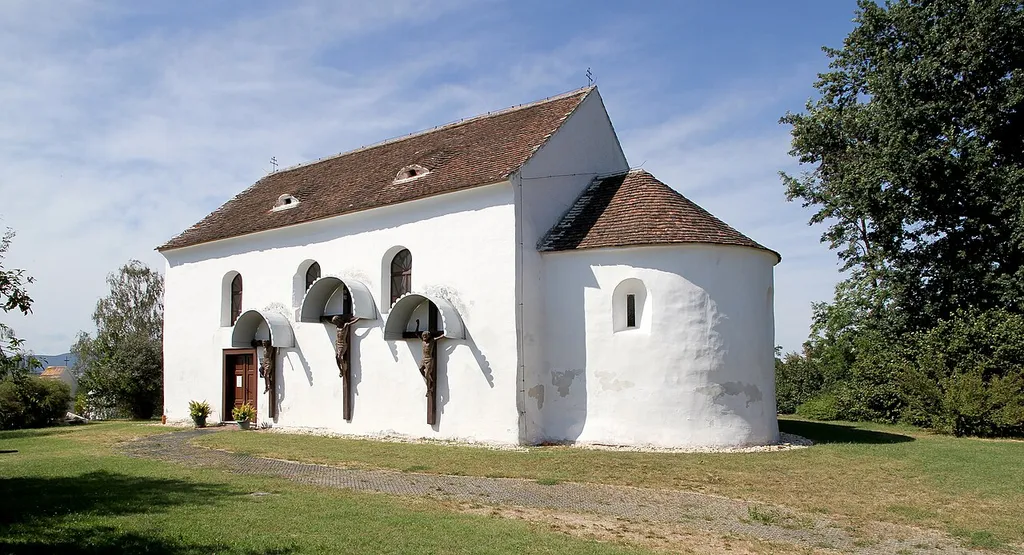 Die röm.-kath. Bergkirche von Stoob. Ein romanischer Rechteckbau aus dem 13. Jahrhundert mit eingezogener Halbkreisapsis, in der Wandmalereireste aus den Jahren um 1220/1230 freigelegt wurden, die Christus und die 12 Apostel darstellen. An der südlichen Außenwand befindet sich eine Kreuzigungsgruppe (Gekreuzigter und die zwei Schächer) aus Holz; eine Grödentaler Holzschnitzarbeit aus dem Jahr 1891.
