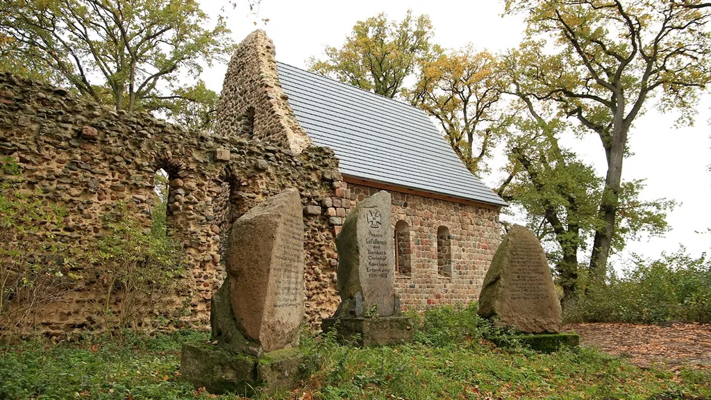 Ostgiebel der restaurierten Kirche in Dambeck (Bütow)