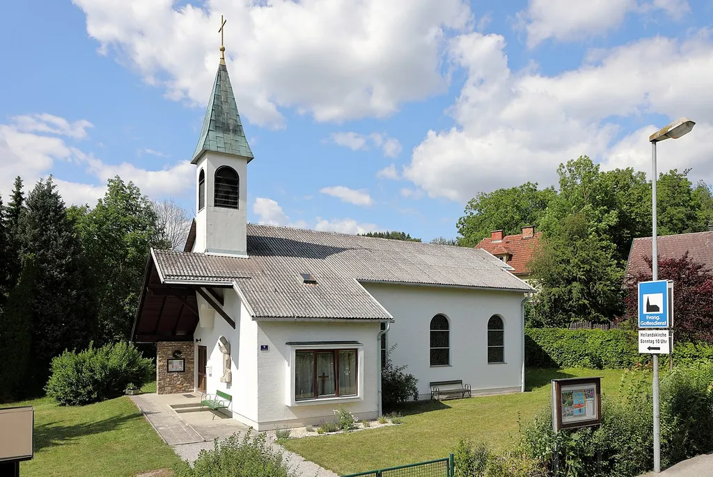 Südsüdwestansicht der evangelischen Pfarrkirche in der niederösterreichischen Stadtgemeinde Scheibbs.Die Heilandskirche wurde nach Plänen des Scheibbser Architekten Oskar Scholz ab 1964 errichtet (Grundsteinlegung am 5. Juli 1964) und am 25. August 1968 durch den Bischof der Evangelischen Kirche Dr. Gerhard May eingeweiht. Die Buntglasfenster gestaltete der Wiener Akademieprofessor Günther Baszel.