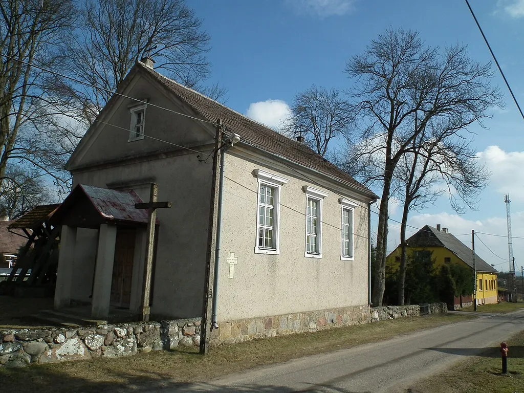 Chwalimie - pierwotnie kaplica cmentarna, obecnie rzymskokatolicki koścół filialny p.w. św. Stanisława Biskupa i Męczennika, 1868 (wraz z cmentarzem przykościelnym i dzwonnicą)