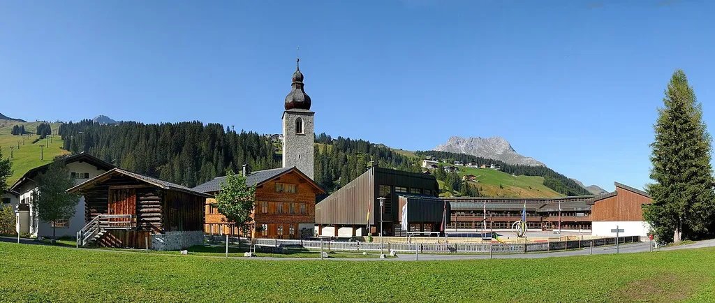 Schul- und Sozialzentrum sowie alte und Neue Pfarrkirche in Lech (Vorarlberg).