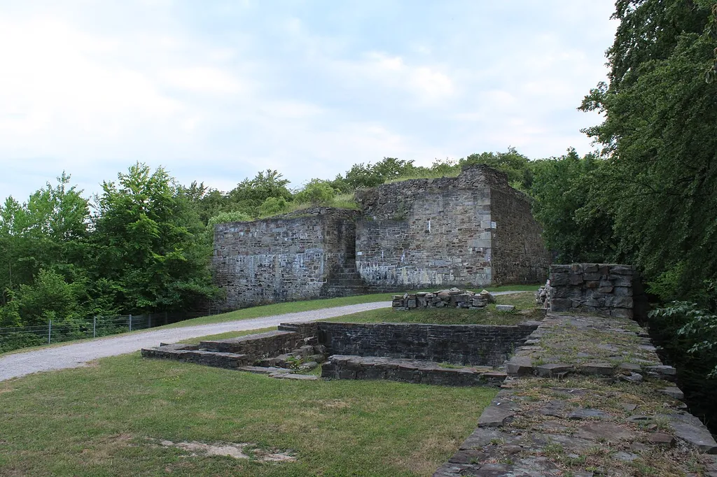 Bergfried der Burgruine Isenberg (Isenburg) auf dem Isenberg in Hattingen-Niederbonsfeld