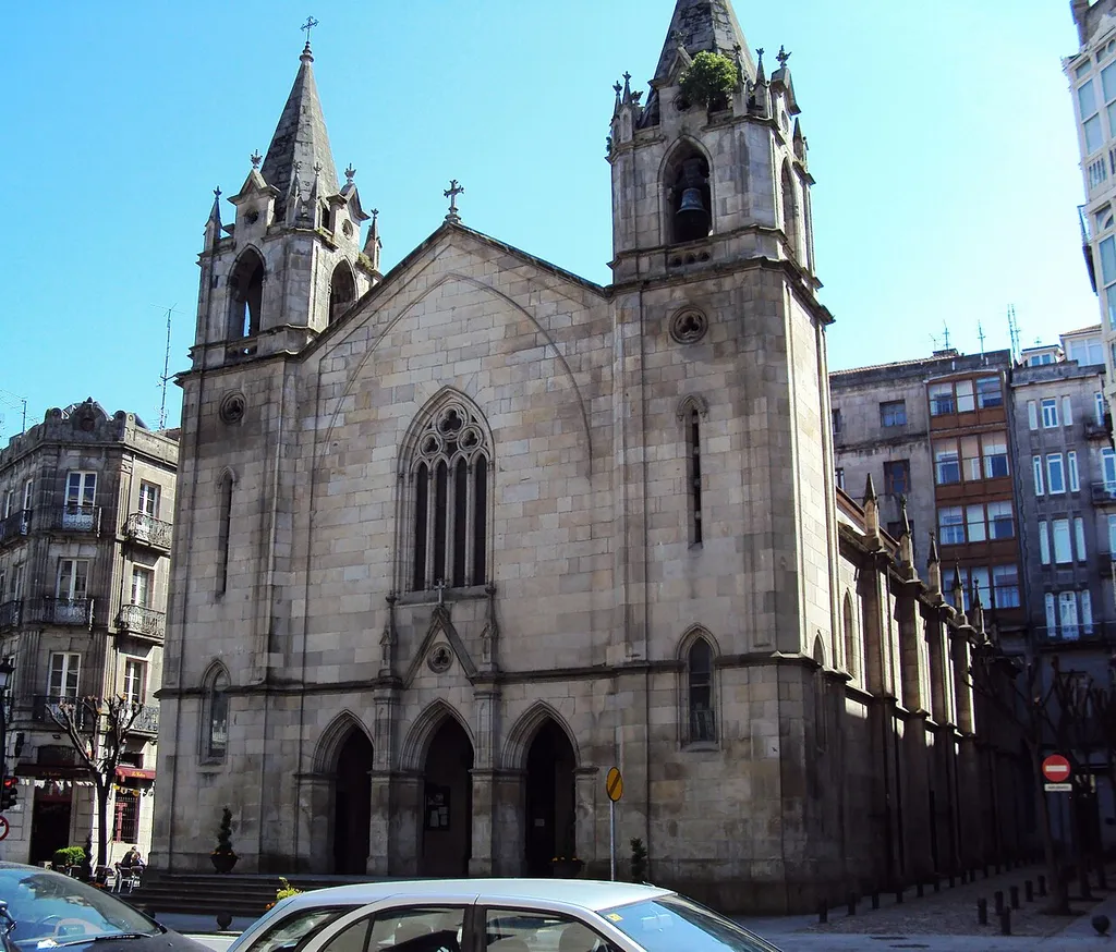 "Igrexa exenta con 4 fachadas que ocupa unha mazá enteira, coa finalidade de obter a máxima iluminación natural. Foi proxectada polo arquitecto Manuel Felipe Quintana e construída entre 1896-1907, polos contratistas Cerviño e Senra. O seu estilo é historicista neogótico, non obstante as súas formas non son esveltas e diáfanas, como é típico do neogótico, senón que ten aparencia pesada polas súas grandes superfices macizas. Ten planta rectangular con tres naves. As bóvedas son de crucería, con contrafortes laterais, rematados en pináculos neogóticos. A nave central é a maior e ilumínase mediante o grande ventanal da fachada principal, os tres vans alongados e estreitos da ábsida e os óculos trilobulados dos muros laterais." Turgalicia.