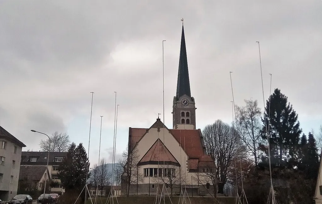 Die reformierte Kirche Bruggen von Süden (Fürstenlandstrasse) aus gesehen.