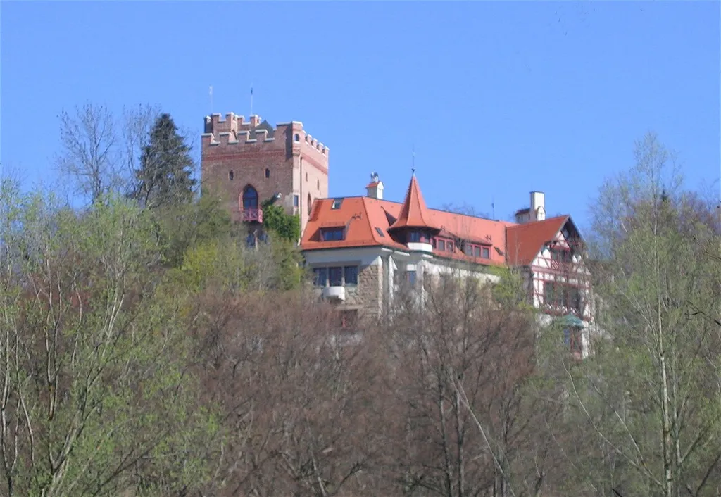 Burg Schwaneck, Pullach im Isartal, vom östlichen Isarufer gesehen