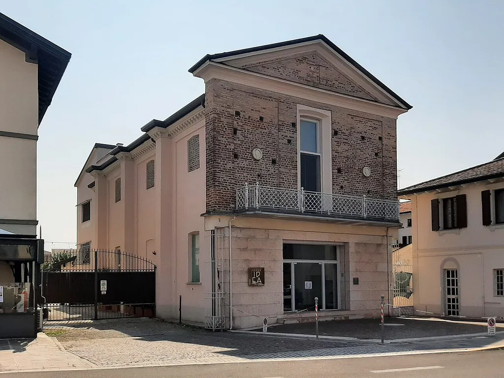 La vecchia chiesa di Tavazzano, costruita nel 1626 e consacrata il 18 aprile 1627.Fonte: Giovanni Agnelli, Lodi ed il suo Territorio nella Storia, nella Geografia e nell'Arte, 1916, p. 564.