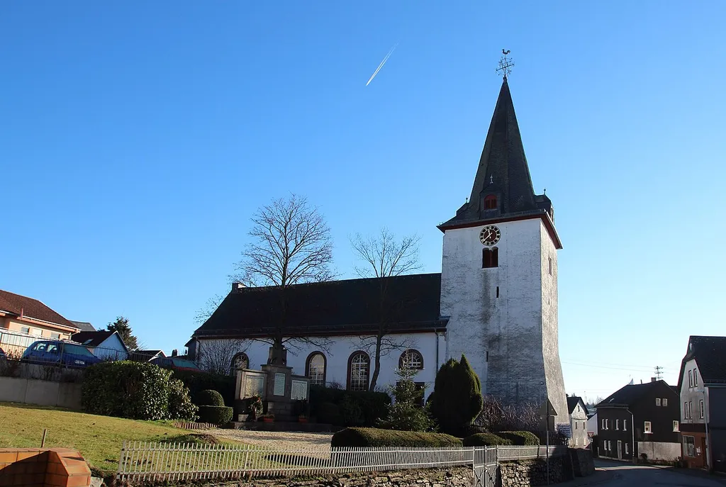 Evangelische Kirche in Heidenrod-Kemel, ehemals St. Katharina Westturm aus dem 13. Jh., Schiff 1819 oder 1827, Chor um 1843 erneuert.