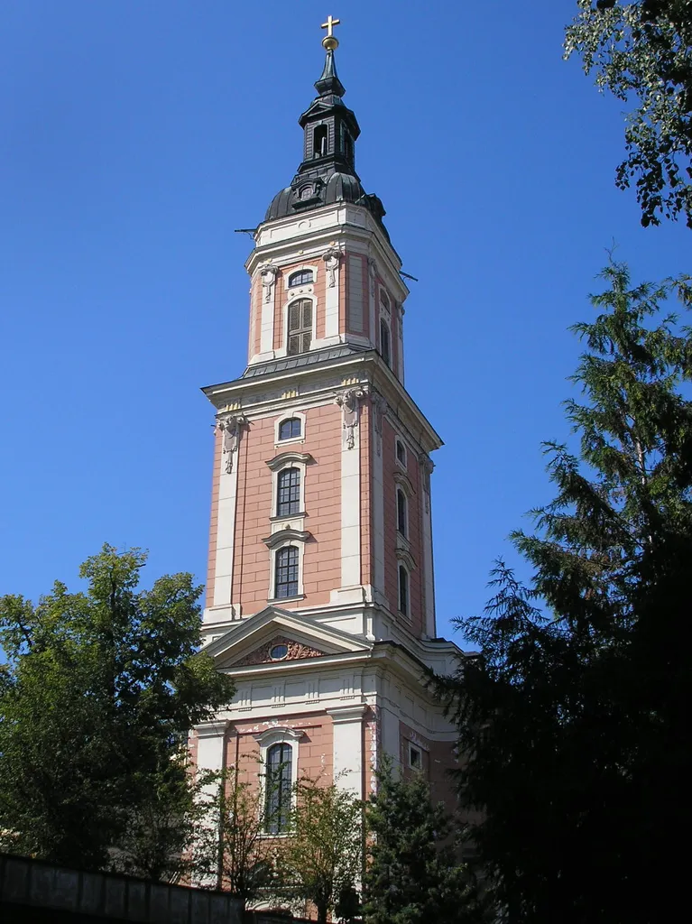 Der Turm der Stadtkirche in Greiz (Thüringen).