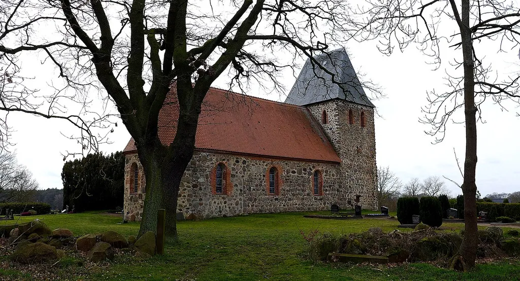 Rockenthin, Ortsteil der Stadt Salzwedel in Sachsen-Anhalt. Namenlose Feldsteinkirche mit umgebendem Friedhof in der Dorfmitte. Aufnahmedatum 2016-03.